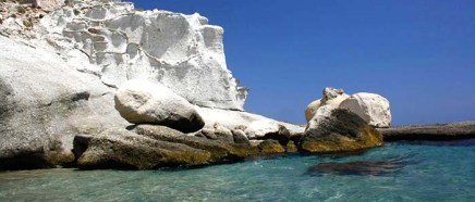 het strand van Cala Enmedio aan de costa de almeria Spanje