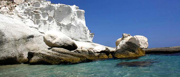 het strand van Cala Enmedio aan de costa de almeria Spanje