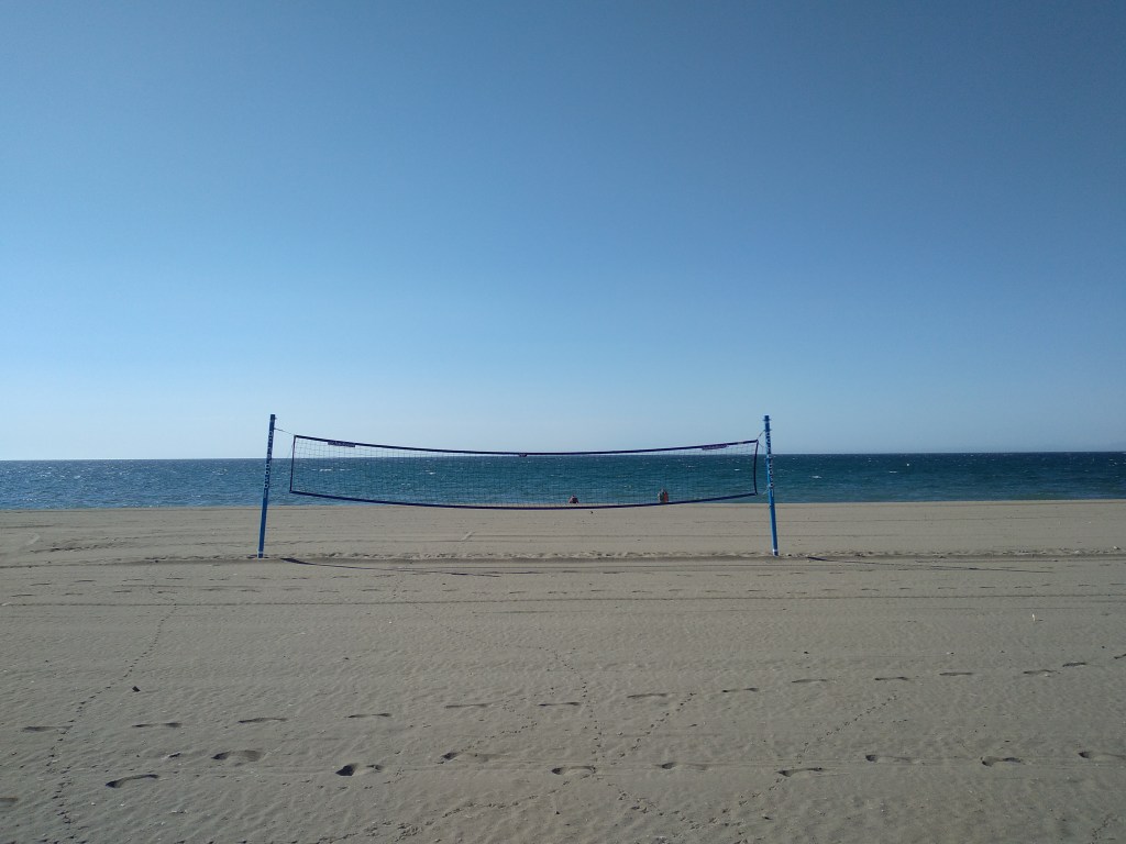 beachvolleyballen-op-het-strand-bij-de-boulevard-van-estepona-vakantie-spanje-costa-del-sol-1