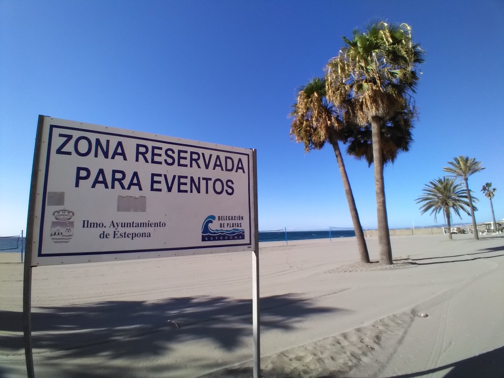 bord-aan-het-strand-aan-de-boulevard-van-estepona-vakantie-spanje-costa-del-sol-1