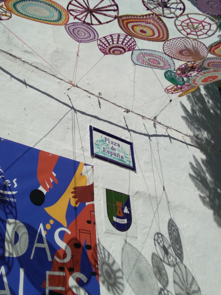 casares-mooi-dorpje-in-de-bergen-vlakbij-estepona-gezellig-plein-met-cafe-en-restaurants-64-1