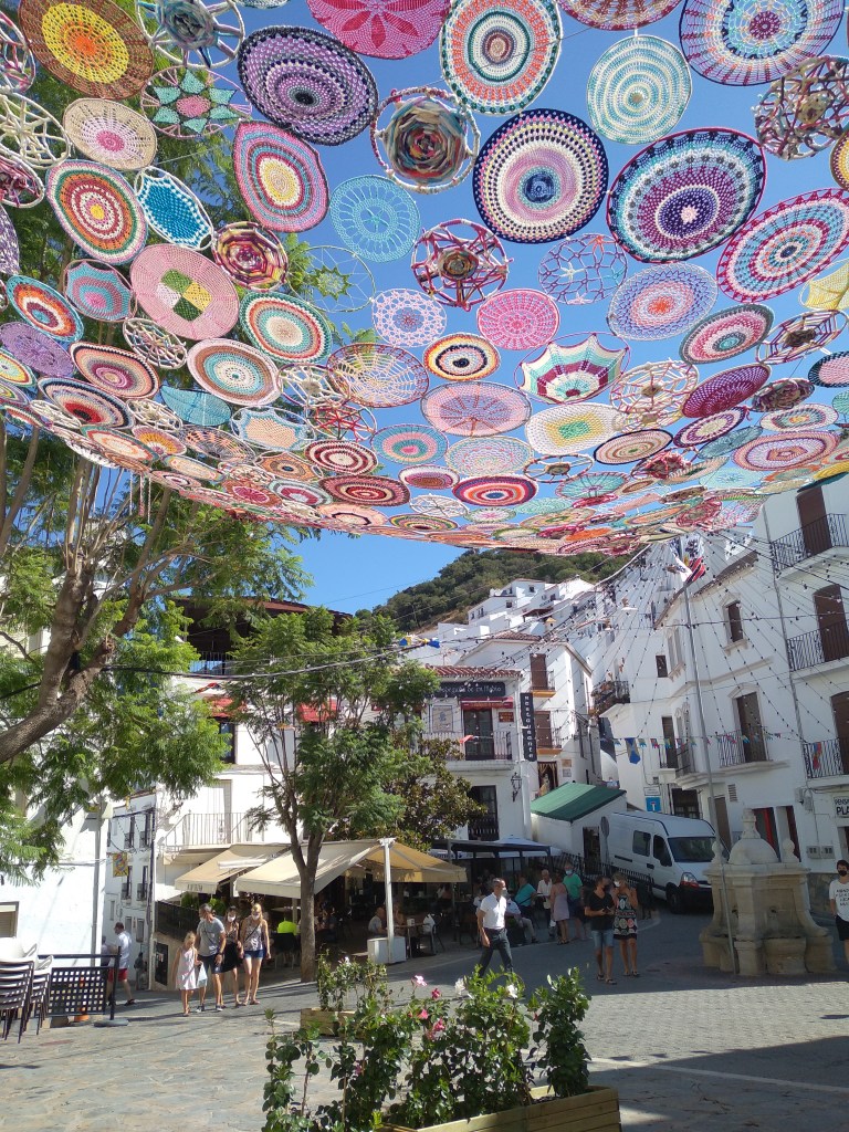 casares-mooi-dorpje-in-de-bergen-vlakbij-estepona-gezellig-plein-met-cafe-en-restaurants-66-1