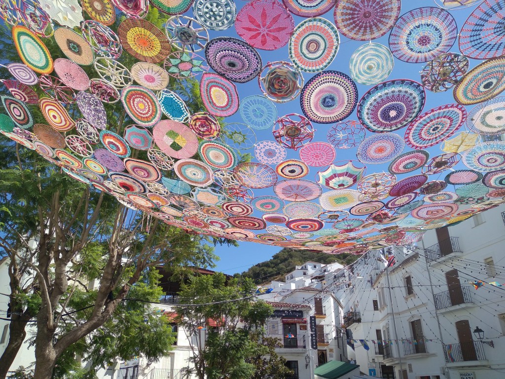 casares-mooi-dorpje-in-de-bergen-vlakbij-estepona-gezellig-plein-met-cafe-en-restaurants-77-1