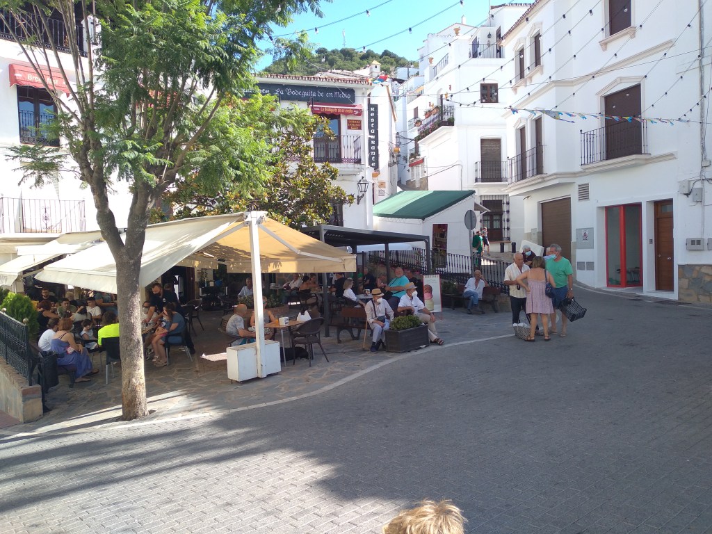 casares-mooi-dorpje-in-de-bergen-vlakbij-estepona-gezellig-plein-met-cafe-en-restaurants