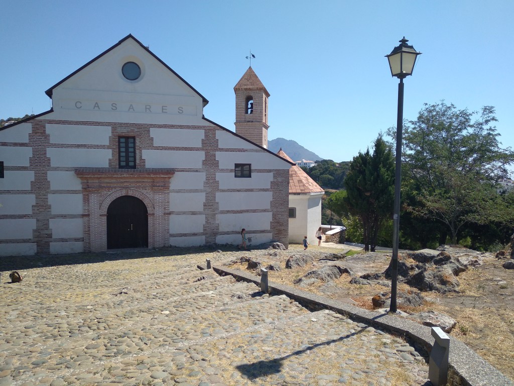 casares-mooi-dorpje-in-de-bergen-vlakbij-estepona-kerk-bovenop-de-berg-in-het-dorp-1