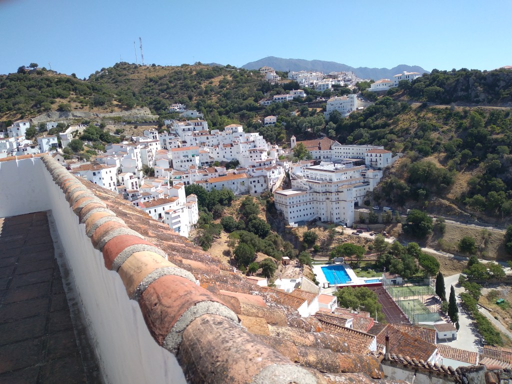 casares-mooi-dorpje-in-de-bergen-vlakbij-estepona-uitzicht-vanaf-de-top-van-de-berg-1