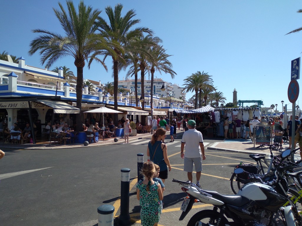 de-markt-op-zondag-in-de-haven-van-estepona-vakantie-costa-del-sol-567-1