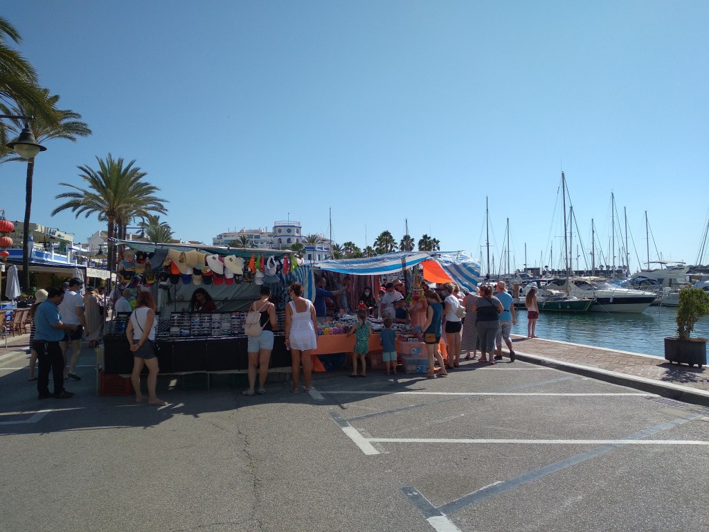de-markt-op-zondag-in-de-haven-van-estepona-vakantie-costa-del-sol-66