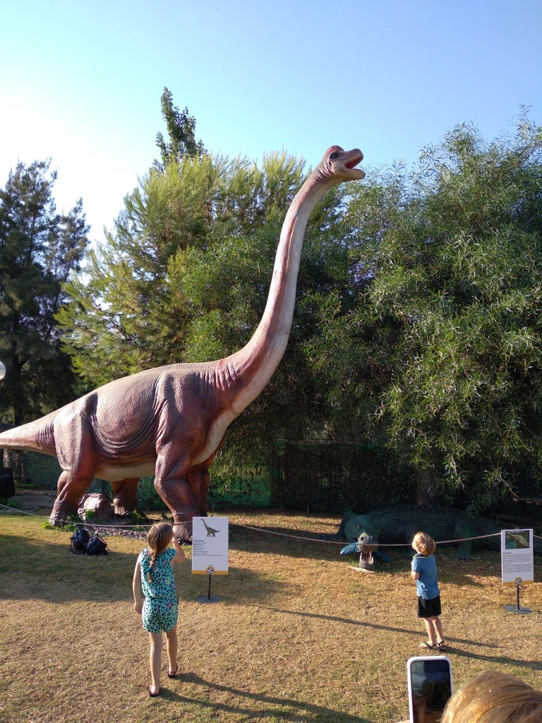 dinosaurus-expositie-in-estepona-een-van-de-leuke-uitjes-voor-kinderen-vakantie-costa-de-sol-1