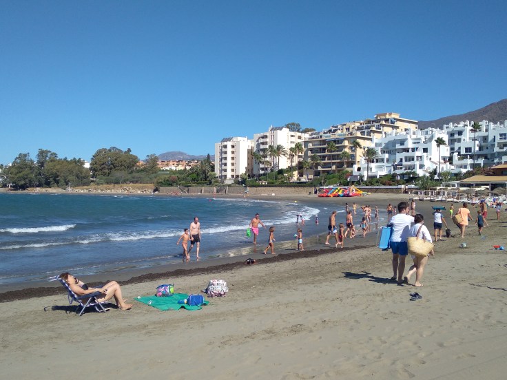 kindvriendelijke-baai-met-zandstrand-nabij-de-haven-van-estepona-vakantie-spanje-costa-del-sol-1