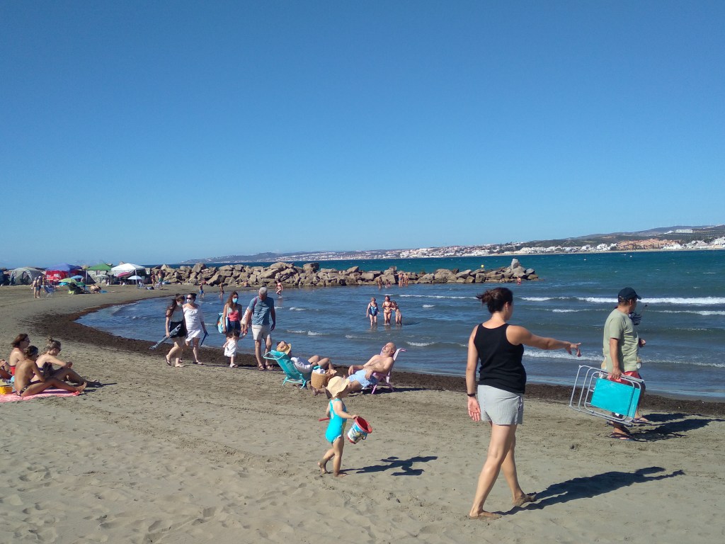 kindvriendelijke-baai-met-zandstrand-nabij-de-haven-van-estepona-vakantie-spanje-costa-del-sol-5-1