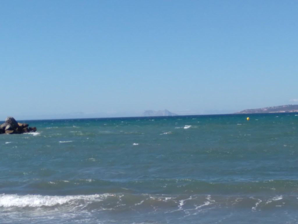 kindvriendelijke-baai-met-zandstrand-nabij-de-haven-van-estepona-vakantie-spanje-costa-del-sol-567-1