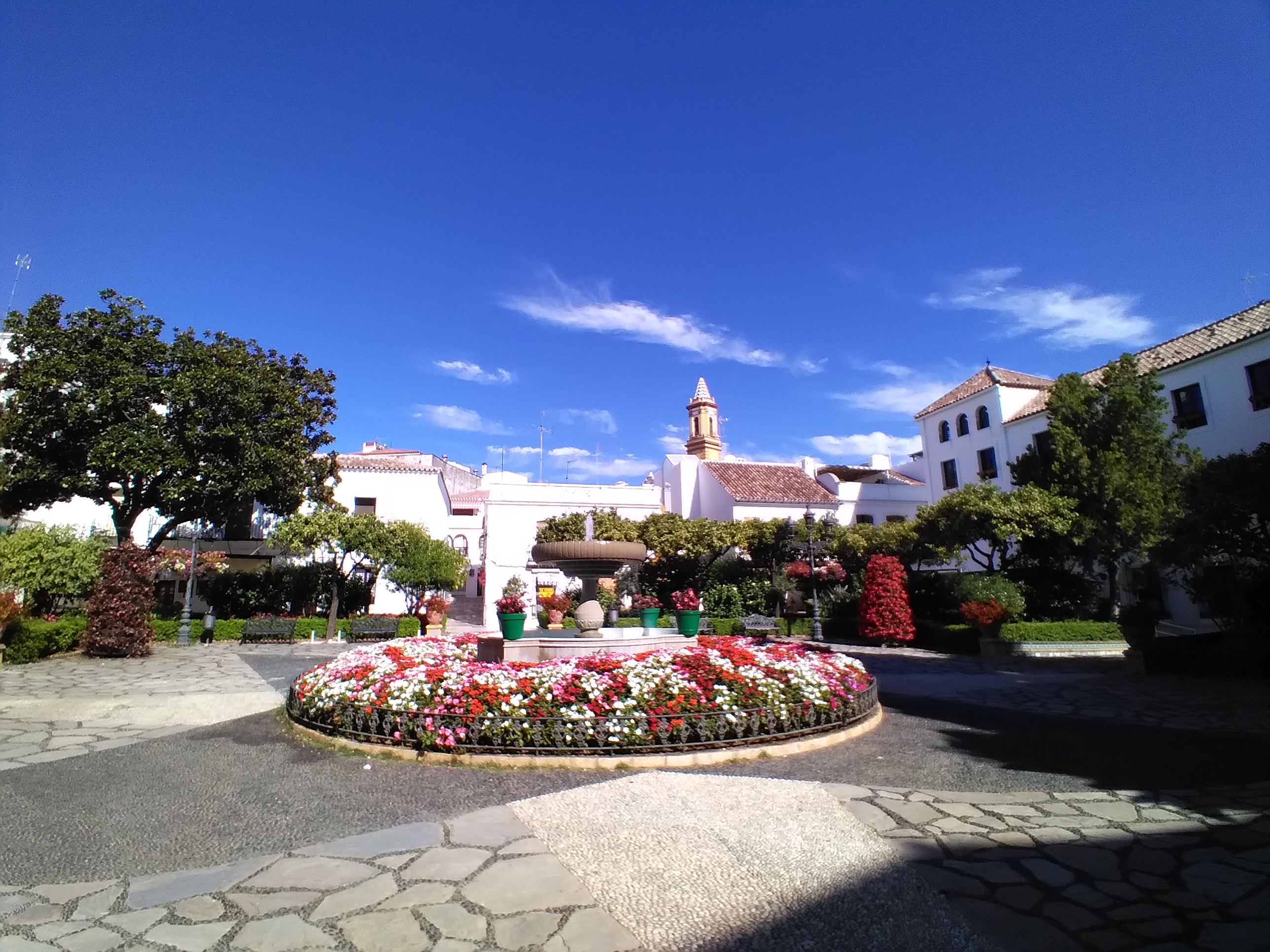 leuke-straatjes-en-pleintjes-in-estepona-met-veel-bloemen-vakantie-costa-del-sol-33-1