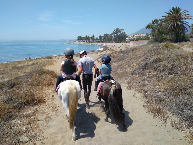 paard-rijden-op-het-strand-in-estepona-een-van-de-leuke-uitjes-voor-kinderen-vakantie-costa-de-sol-1