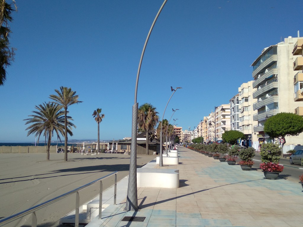 zandstrand-aan-de-boulevard-van-estepona-vakantie-spanje-costa-del-sol-1