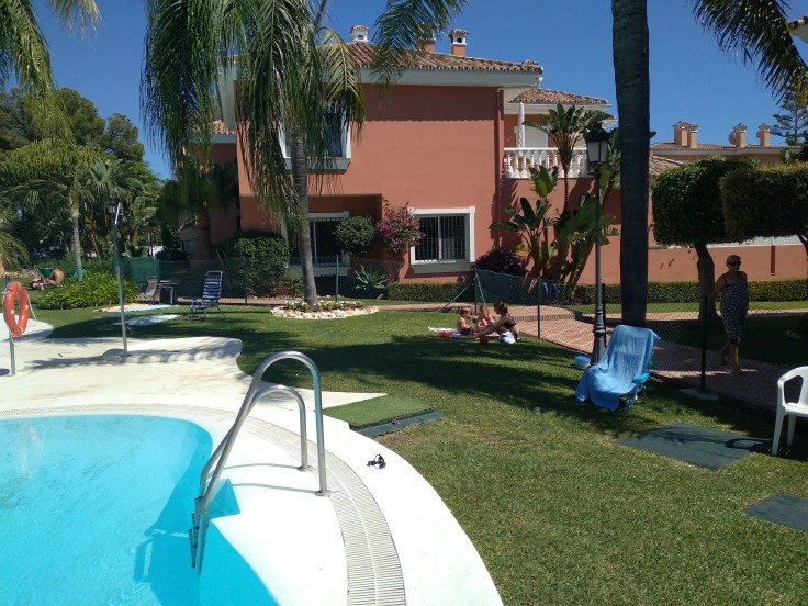 zwembad-bij-appartement-in-estepona-heerlijk-plonzen-1