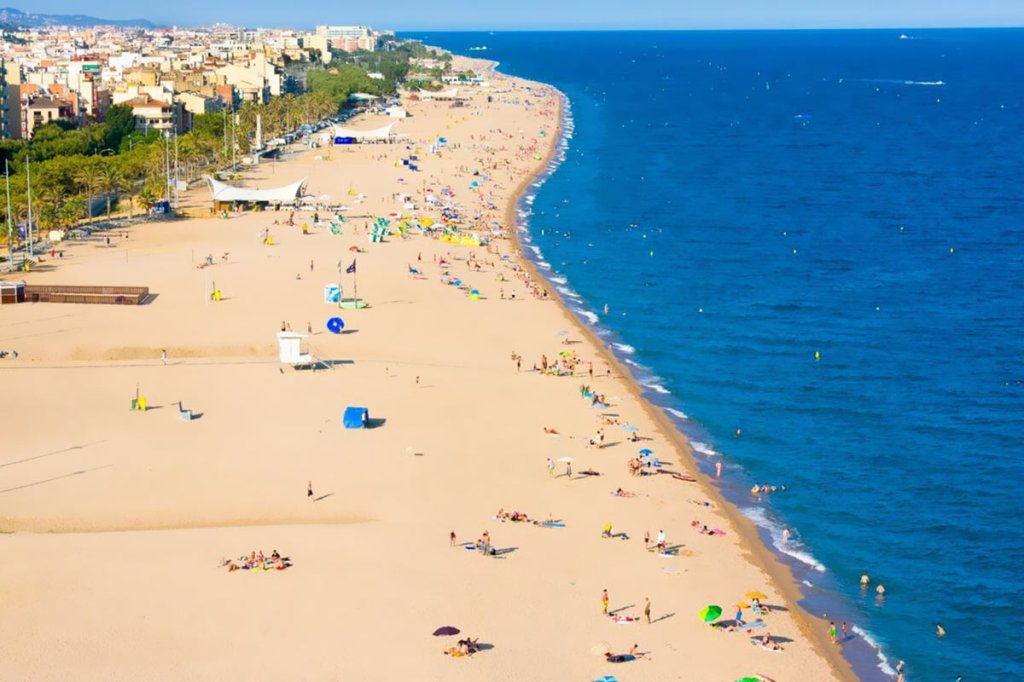 Strand bij Calella Spanje