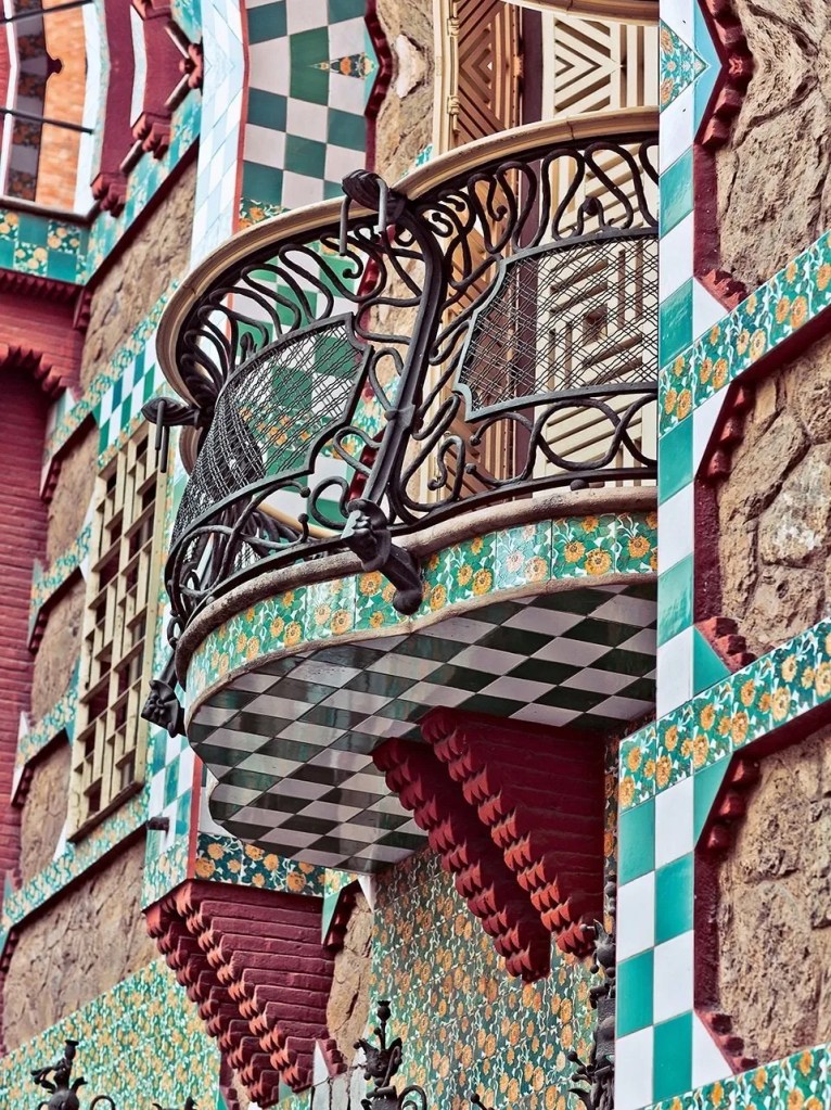 gaudi mozaiek in de stad - vakantie spanje
